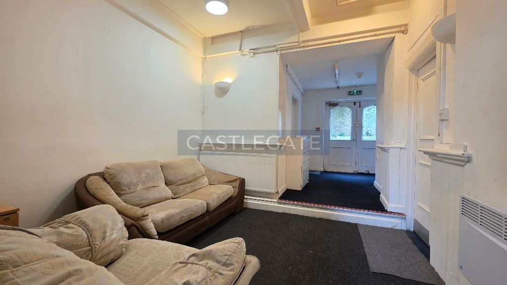 Property photo 2 of 9 Flat 1, 16 Manchester Road, Huddersfield, HD1 3Hj (5)