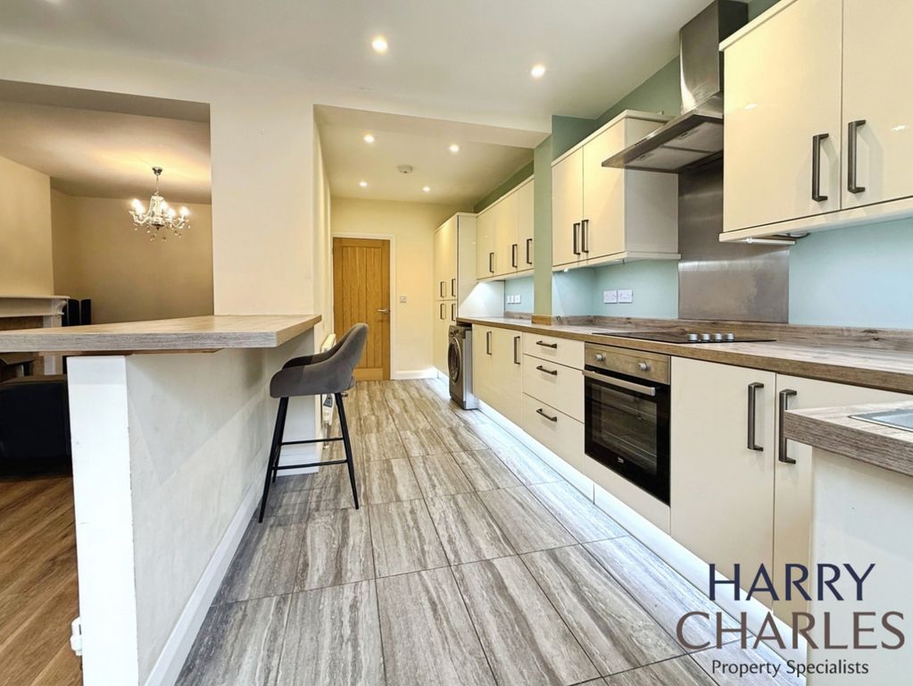 Property photo 3 of 13 Kitchen &amp; Breakfast Bar