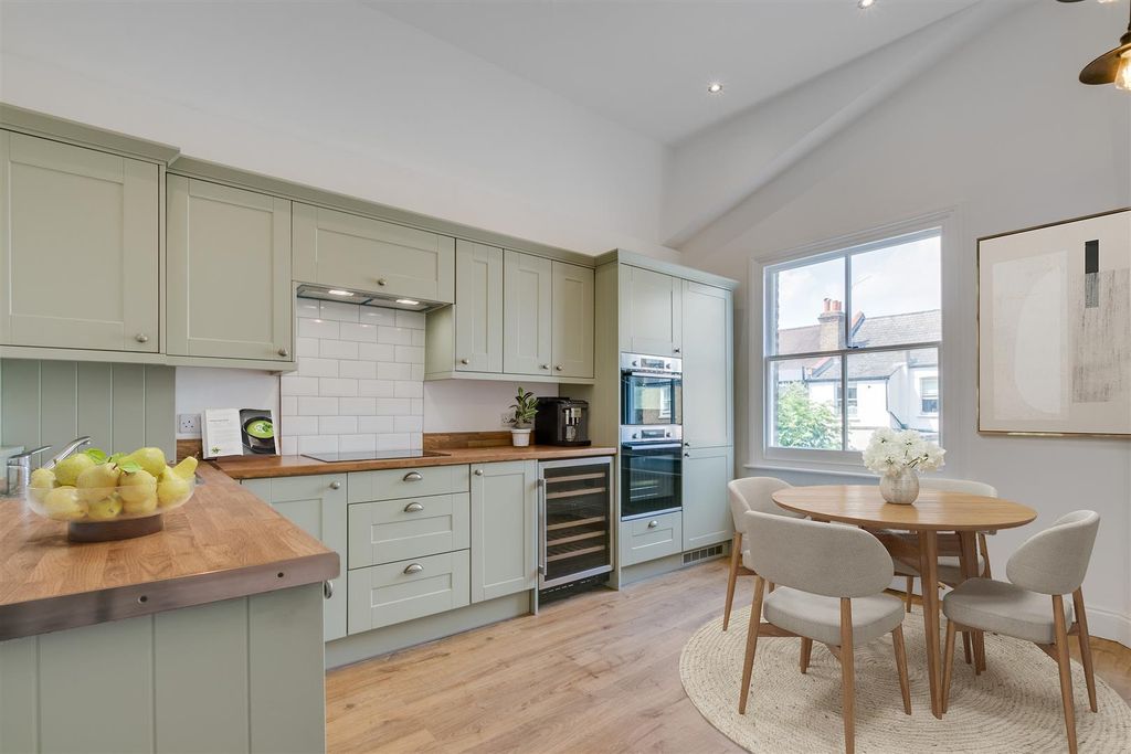 Property photo 1 of 7 Kitchen / Dining