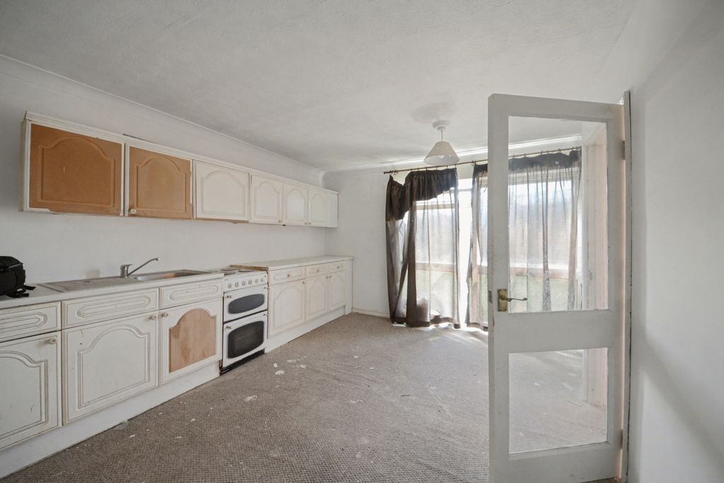 Property photo 3 of 10 25 Northcotts, Hatfield, Hertfordshire, Al9 5Es