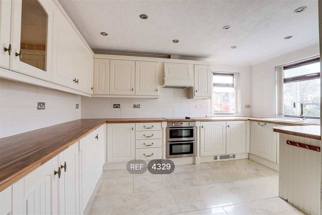 Property photo 2 of 14 Kitchen