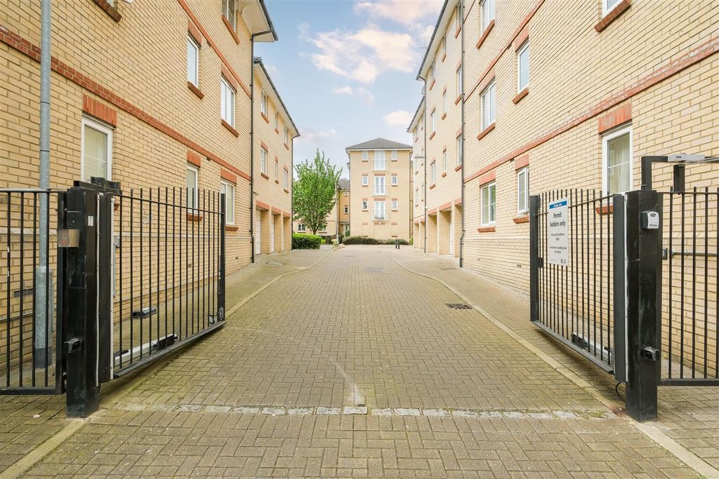 Property photo 2 of 17 29 Alveston Square-18.Jpg