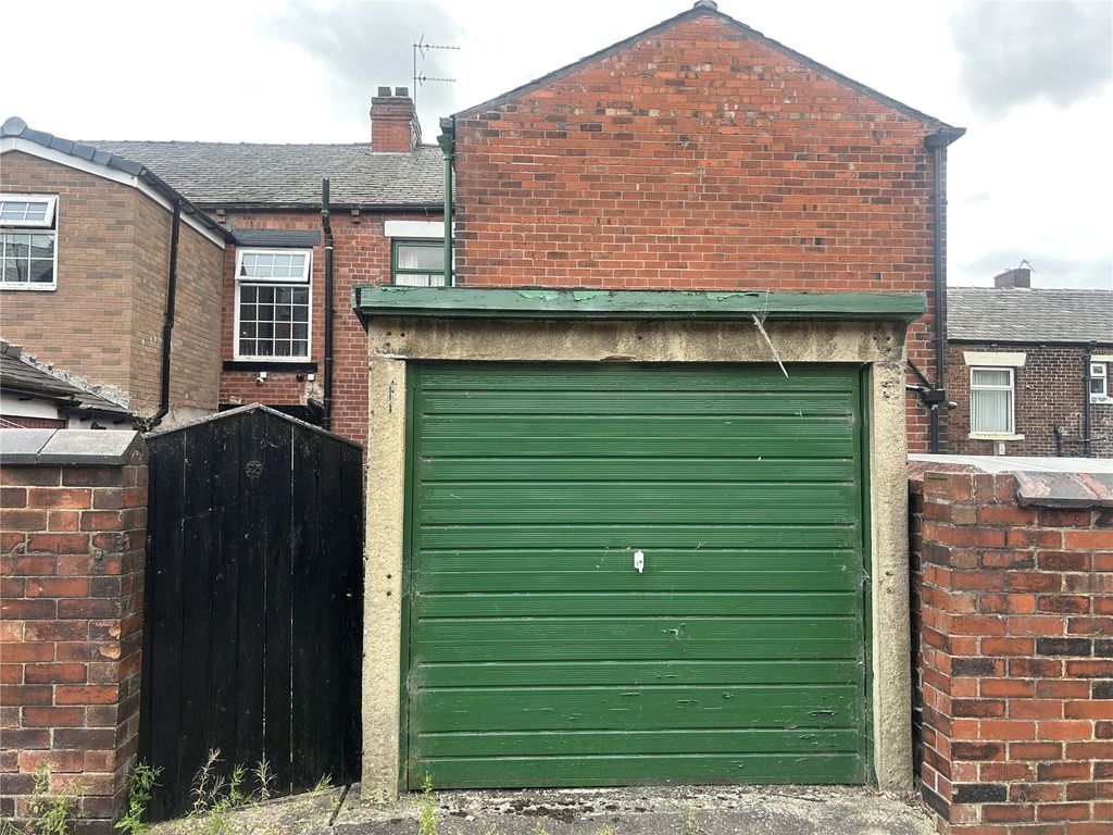 Property photo 2 of 19 Garage