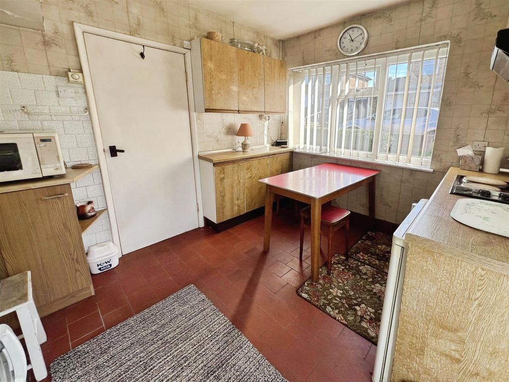 Property photo 3 of 11 Kitchen