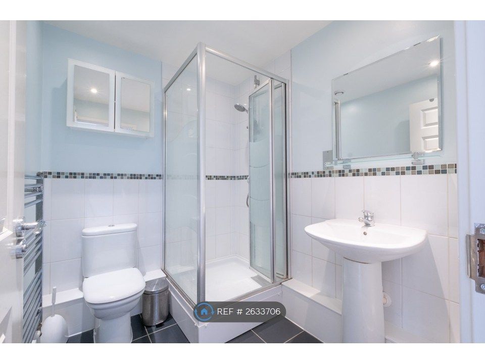 Property photo 3 of 8 Ensuite