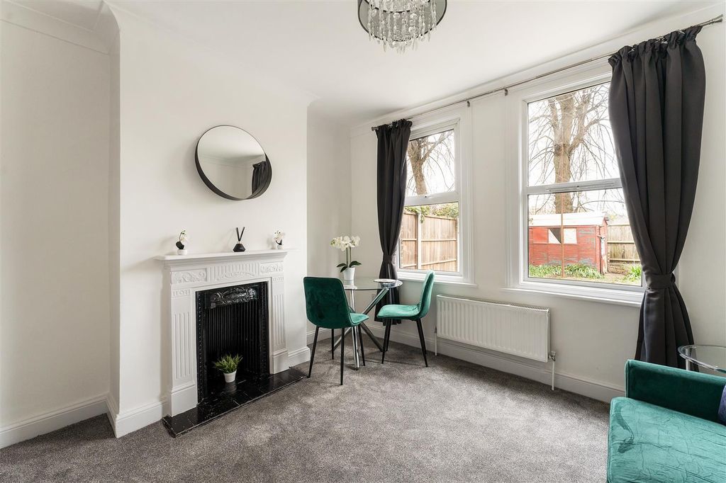 Property photo 2 of 24 Brettenham Road, E17