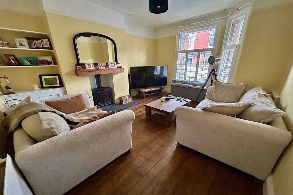 Property photo 2 of 22 Living Room