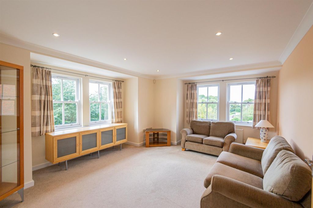 Property photo 2 of 12 Lounge