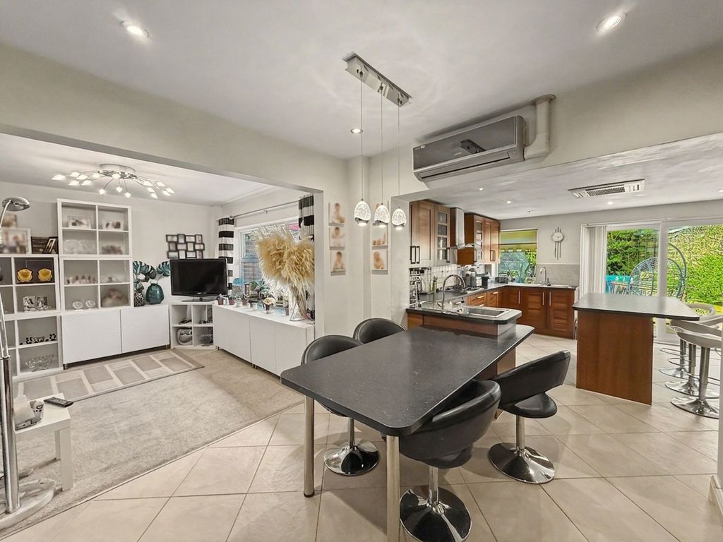 Property photo 3 of 28