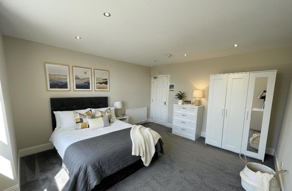 Property photo 3 of 8 Gallery