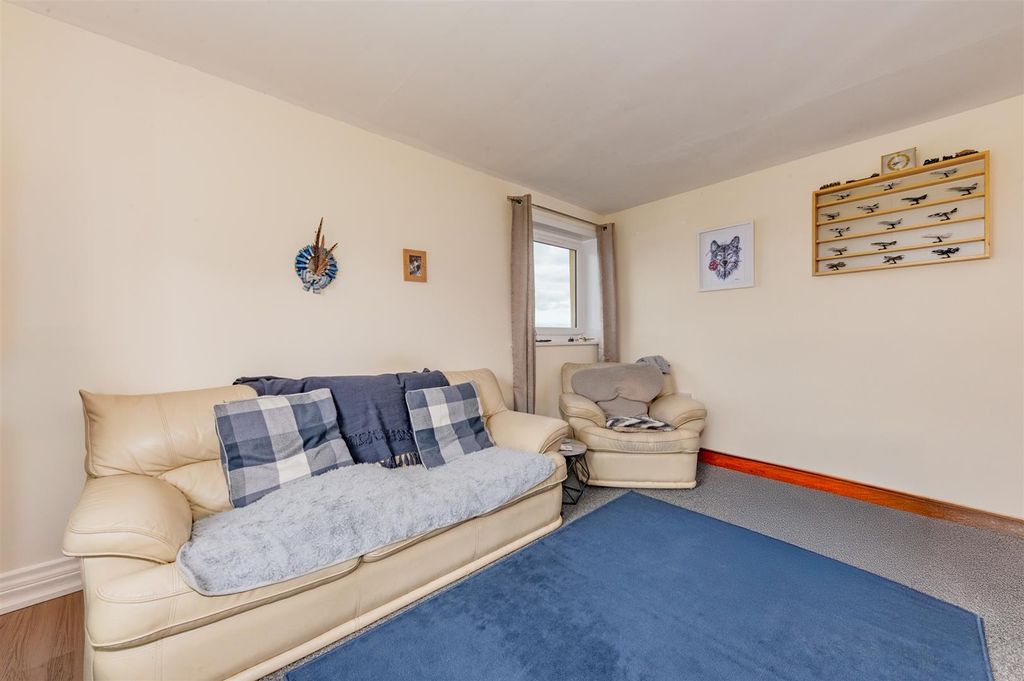 Property photo 3 of 11 96 Tweed Crescent Dundee-2.Jpg