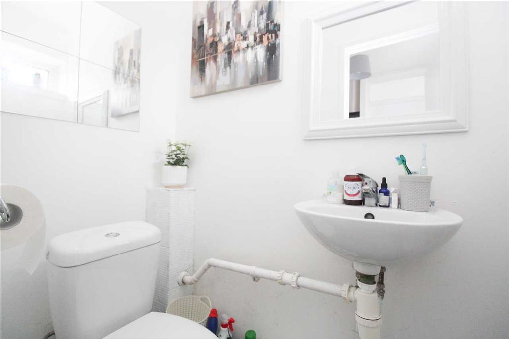 Property photo 3 of 19 Cloakroom