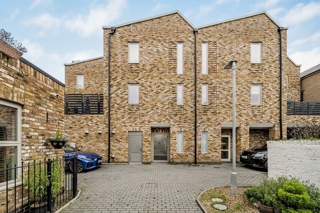 Property photo 1 of 5