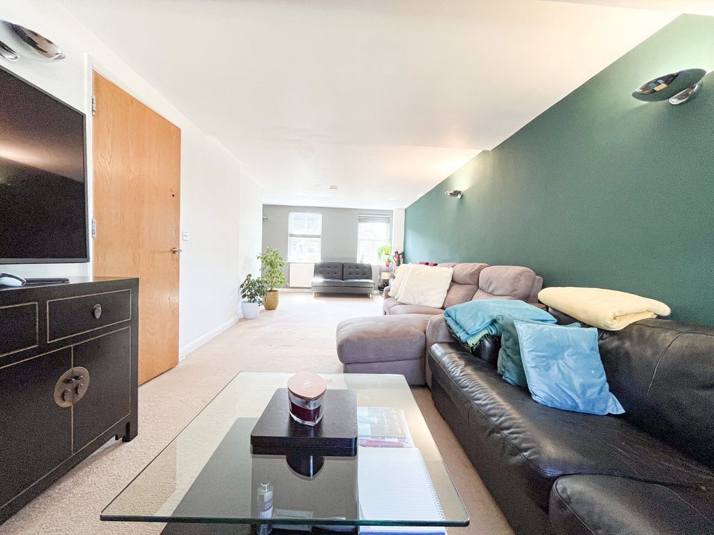 Property photo 3 of 30 Lounge