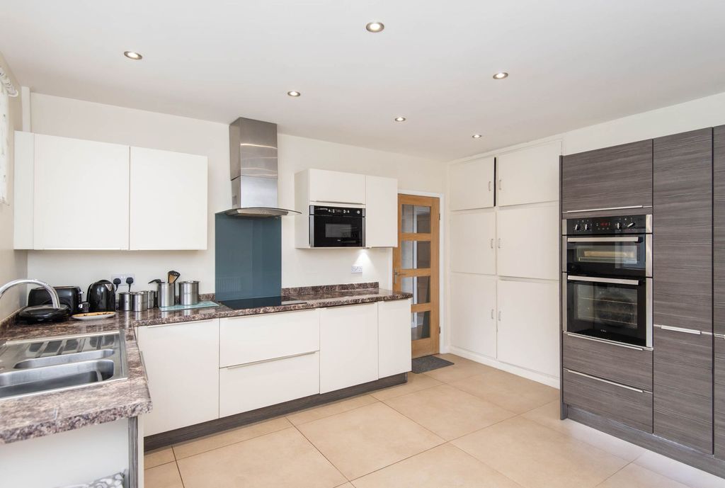 Property photo 3 of 18