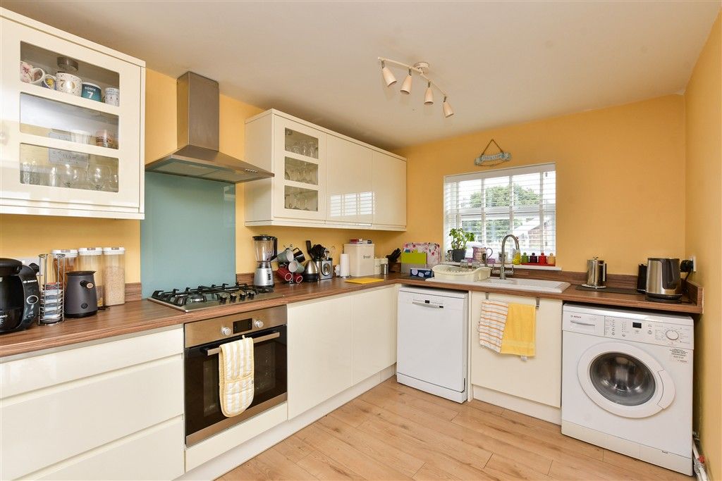 Property photo 3 of 11 Kitchen