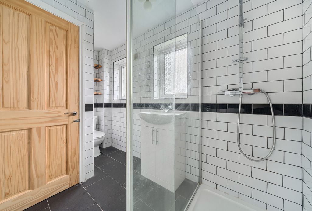 Property photo 3 of 18 1408343-11-698Ca2...