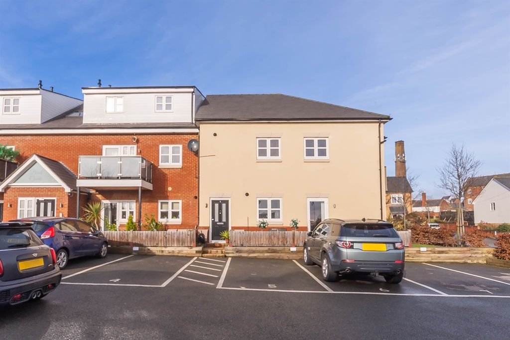 Property photo 1 of 16 Outside