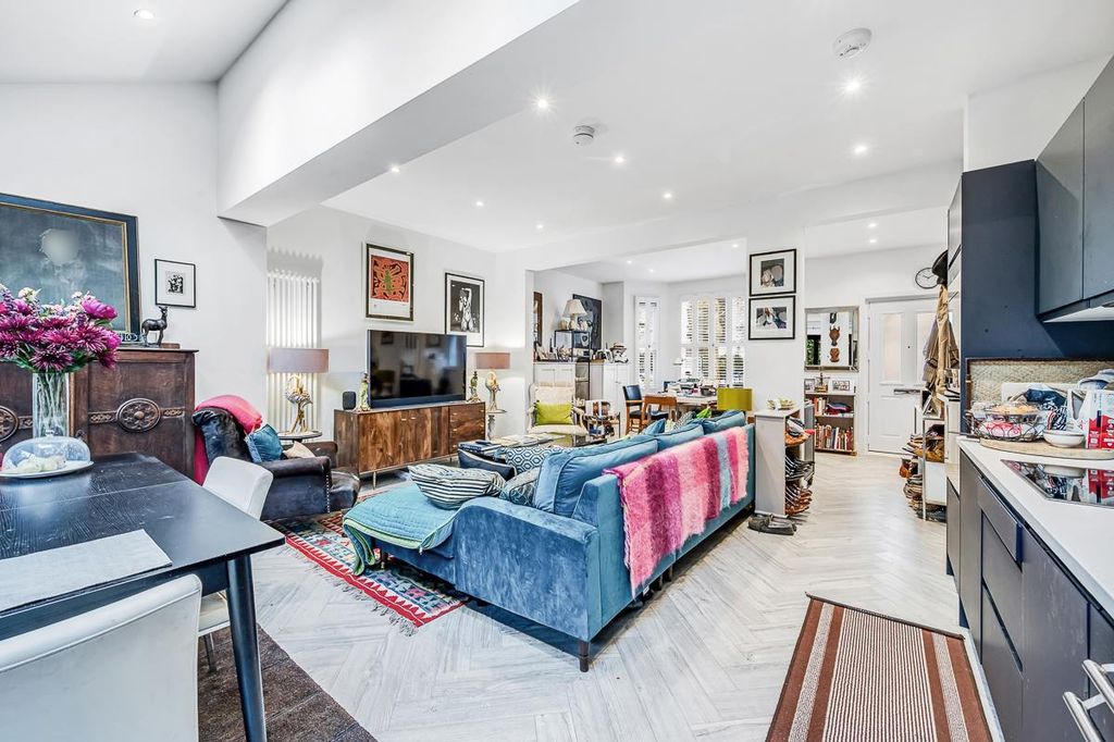 Property photo 2 of 10 46 Thorney Hedge Road-6.Jpg