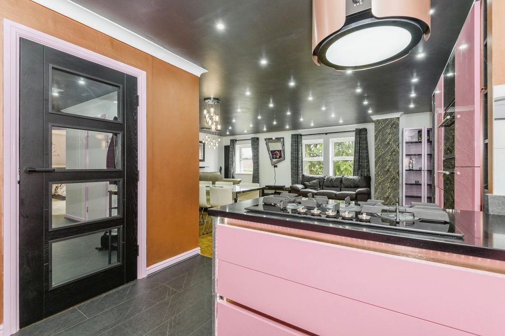 Property photo 3 of 19 Kitchen