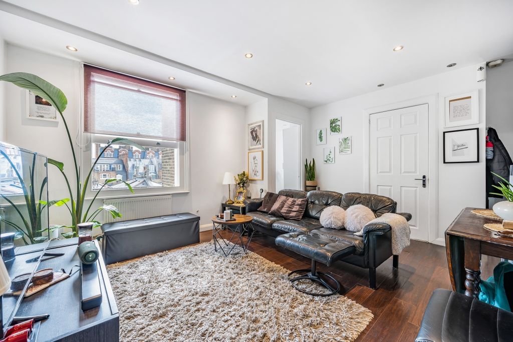 Property photo 1 of 11 Living Room