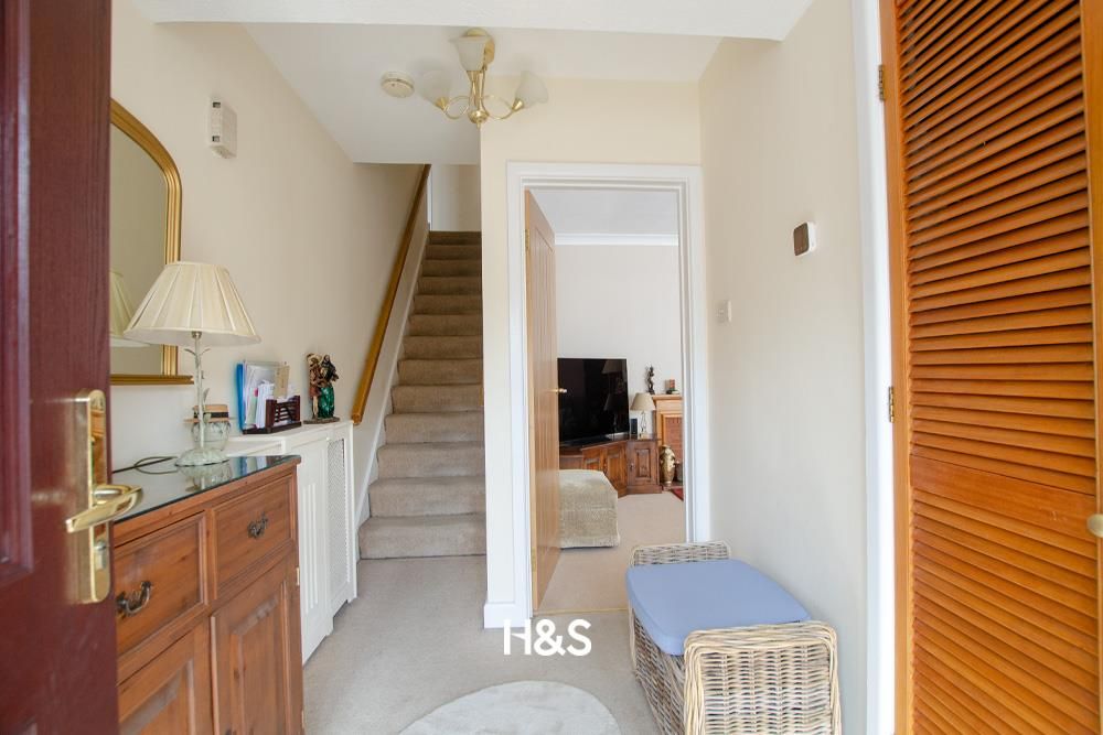 Property photo 2 of 22 42 Northbrook Road - Hall.Jpg