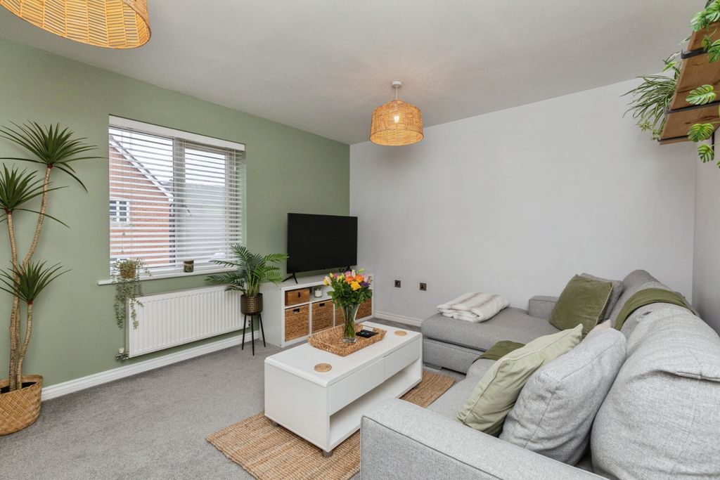 Property photo 1 of 12 Living / Dining Room