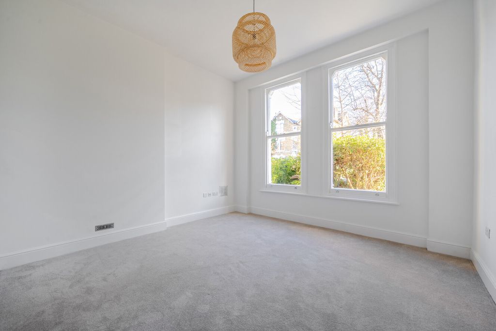 Property photo 3 of 12 1394912-1-695Bb60...