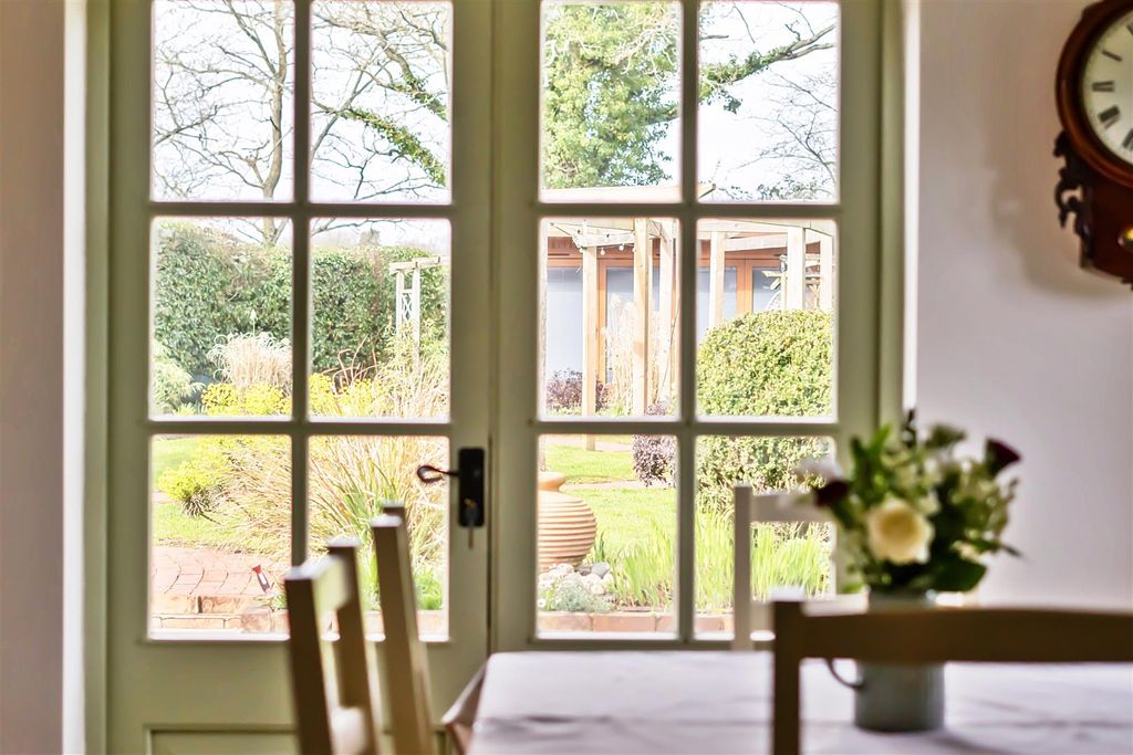 Property photo 3 of 18 1424990-35-69B9470F18184.Jpg