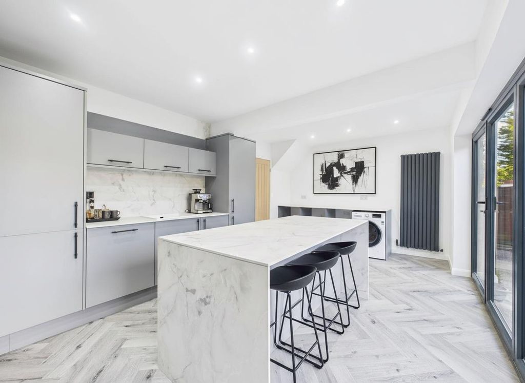 Property photo 2 of 11 Cam05451G0-Pr0062-Still016-001.Jpg