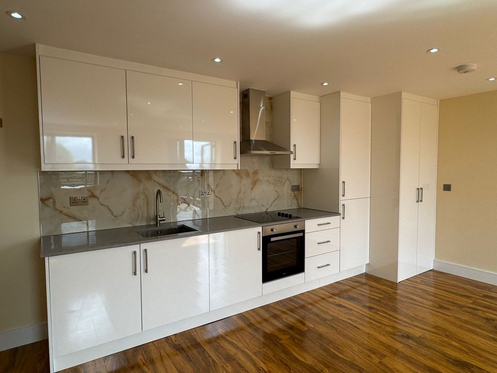 Property photo 1 of 4 Studio To Rent Church Street, Slough Sl1