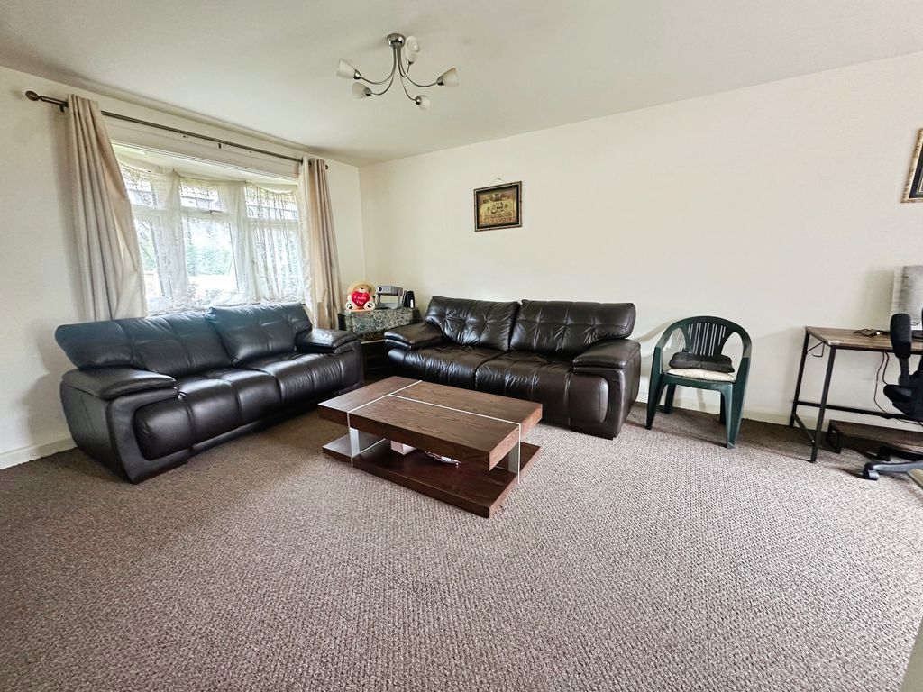 Property photo 3 of 14 Lounge