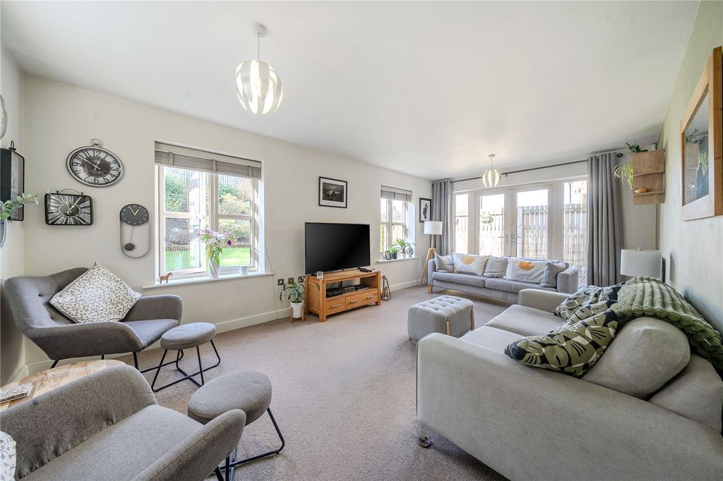 Property photo 2 of 22 Living Room