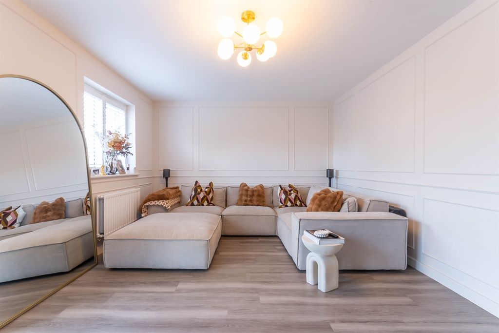 Property photo 2 of 19 Lounge