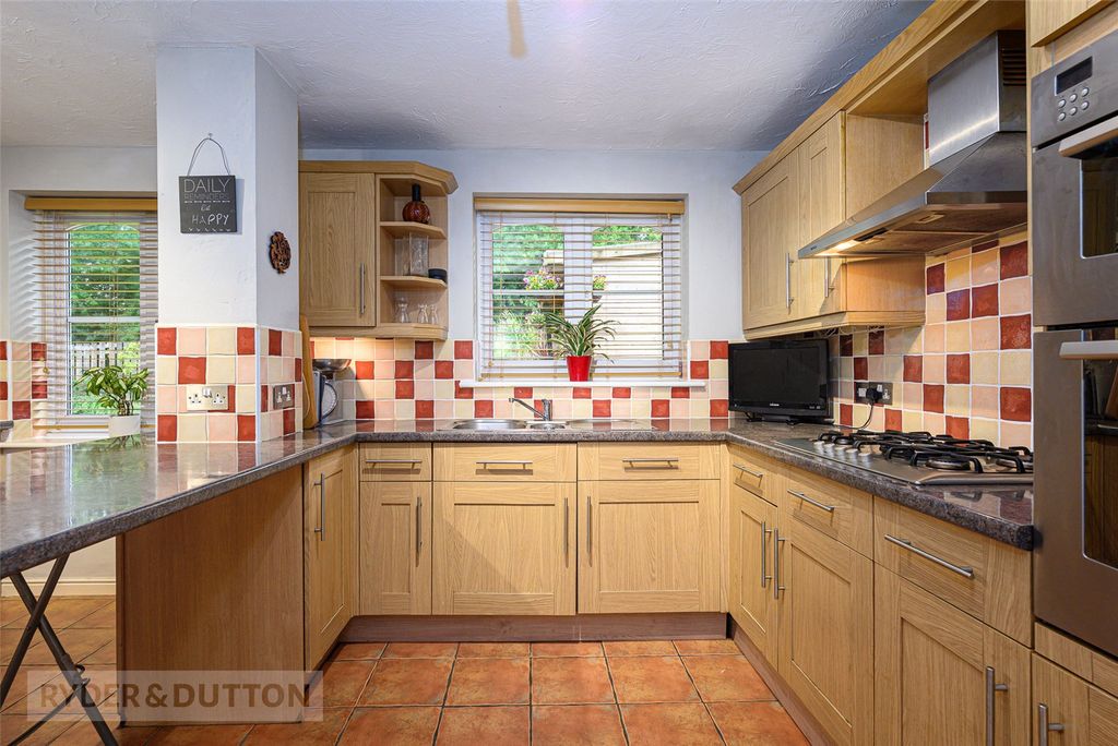 Property photo 3 of 31 Kitchen