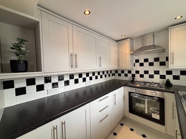 Property photo 2 of 11 Kitchen 2