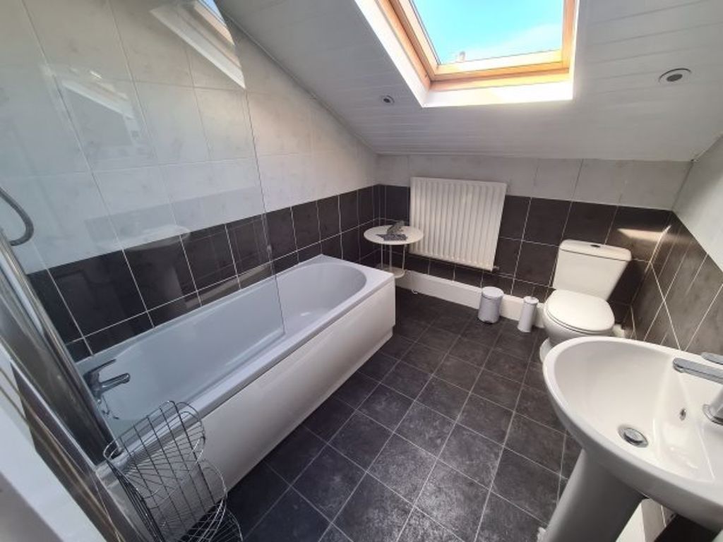 Property photo 2 of 13 Bright And Modern Bathroom Featuring A Bathtub, Sk...