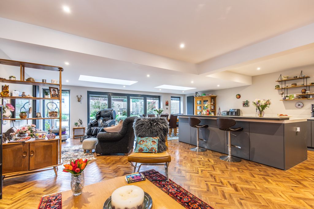 Property photo 1 of 32 Ridgeways-14