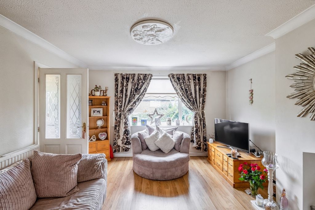 Property photo 2 of 9 Wainfleet Road - Lounge