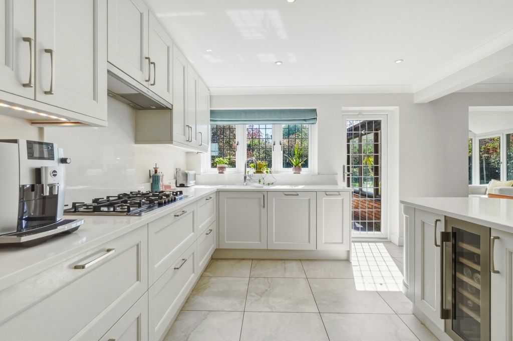 Property photo 2 of 25 Bespoke Kitchen