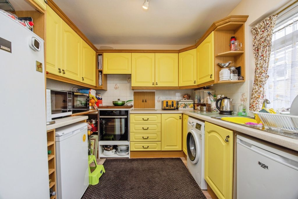 Property photo 3 of 20 Kitchen
