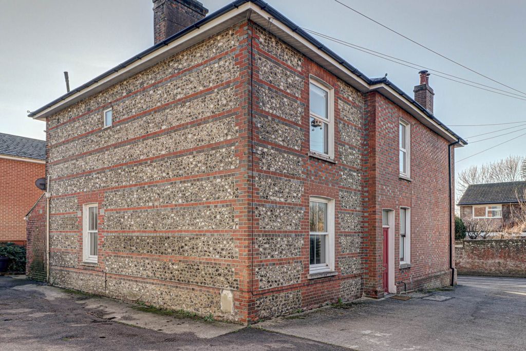 Property photo 1 of 8