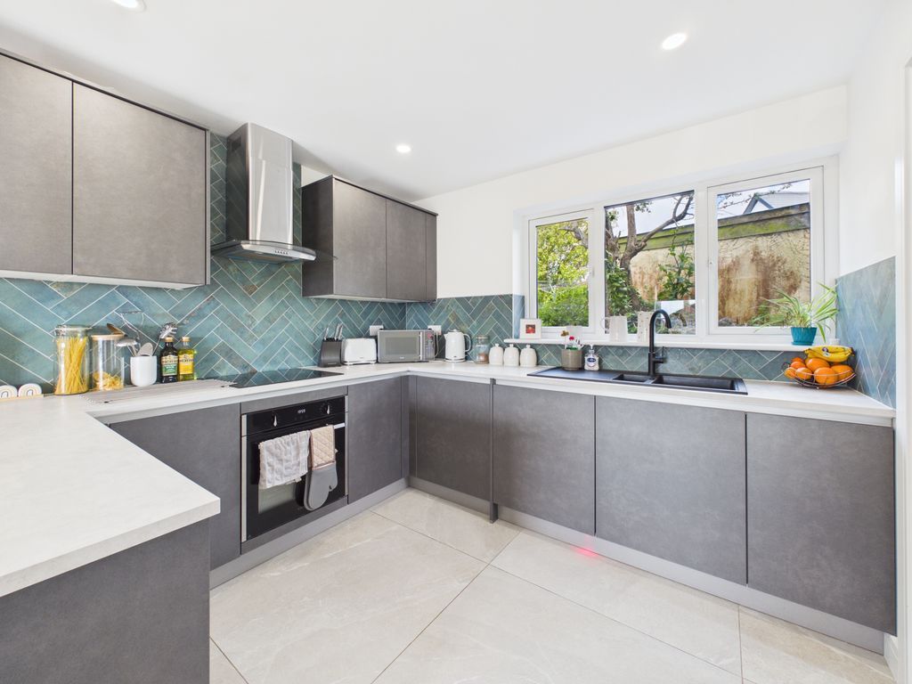 Property photo 2 of 11 Kitchen