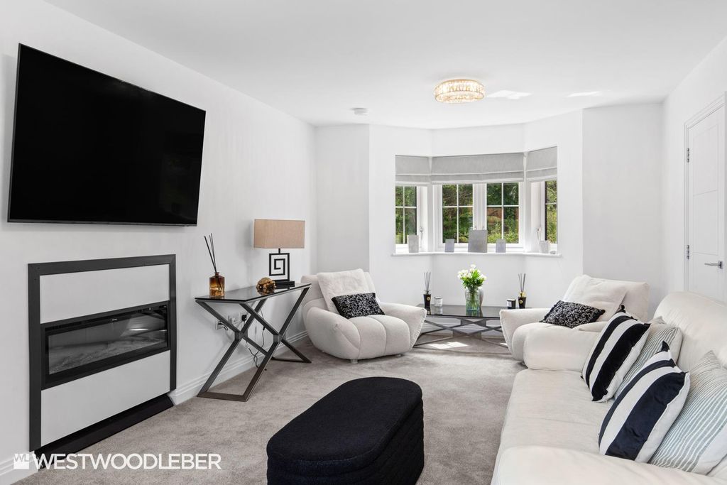Property photo 3 of 39 Rosewoodgardens_27.Jpg