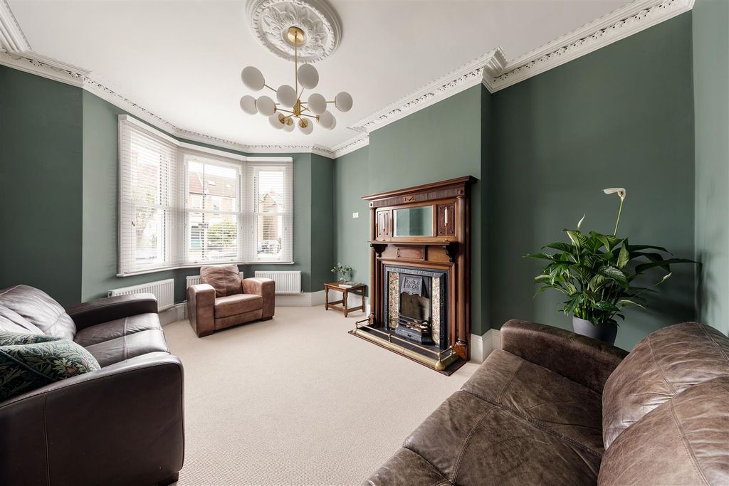 Property photo 2 of 51 Hainault Road, E11