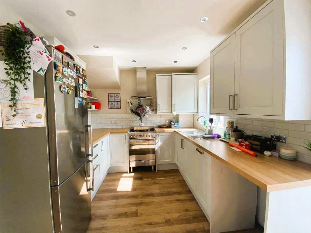 Property photo 2 of 16 Kitchen 16'11 X 12'8