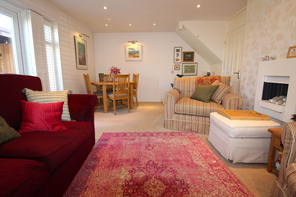 Property photo 3 of 19 Lounge 3