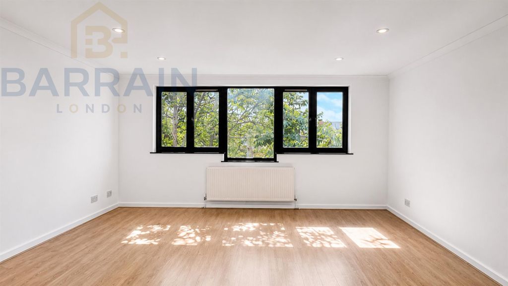 Property photo 2 of 18 Manchester Rd, E14 (Massive House) For Sale By Barrain London Estate Agency.Jpg