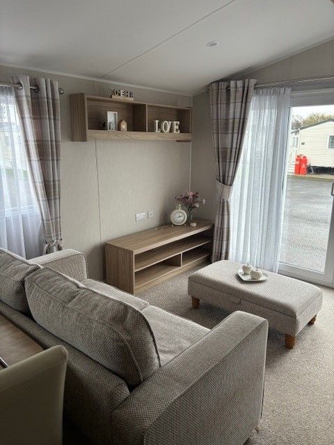 Property photo 3 of 8 Lounge 1