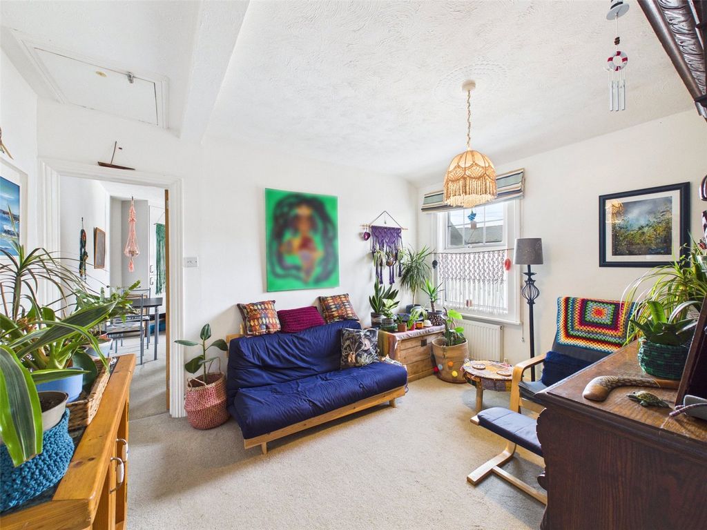 Property photo 3 of 9 Living Alt